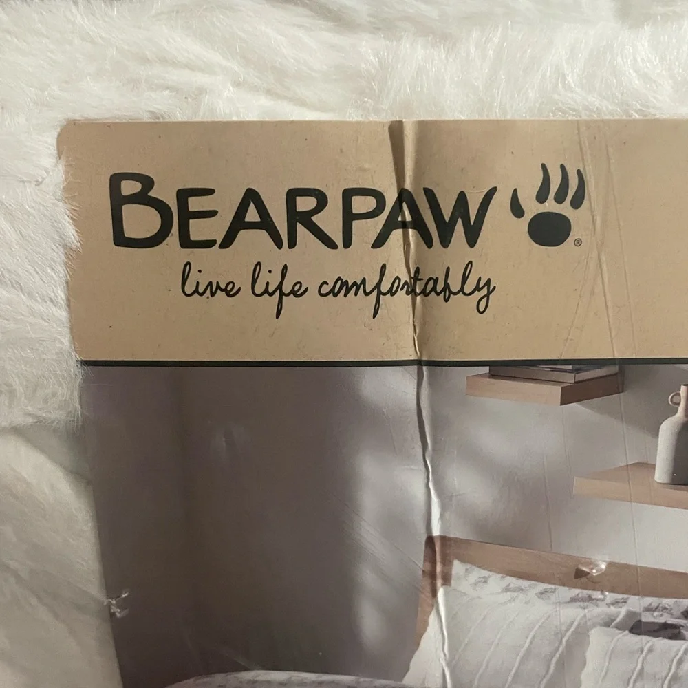 BearPaw Full/Queen Warm Soft Faux Fur Comforter Set 🤍🤍🤍 BRAND NEW!